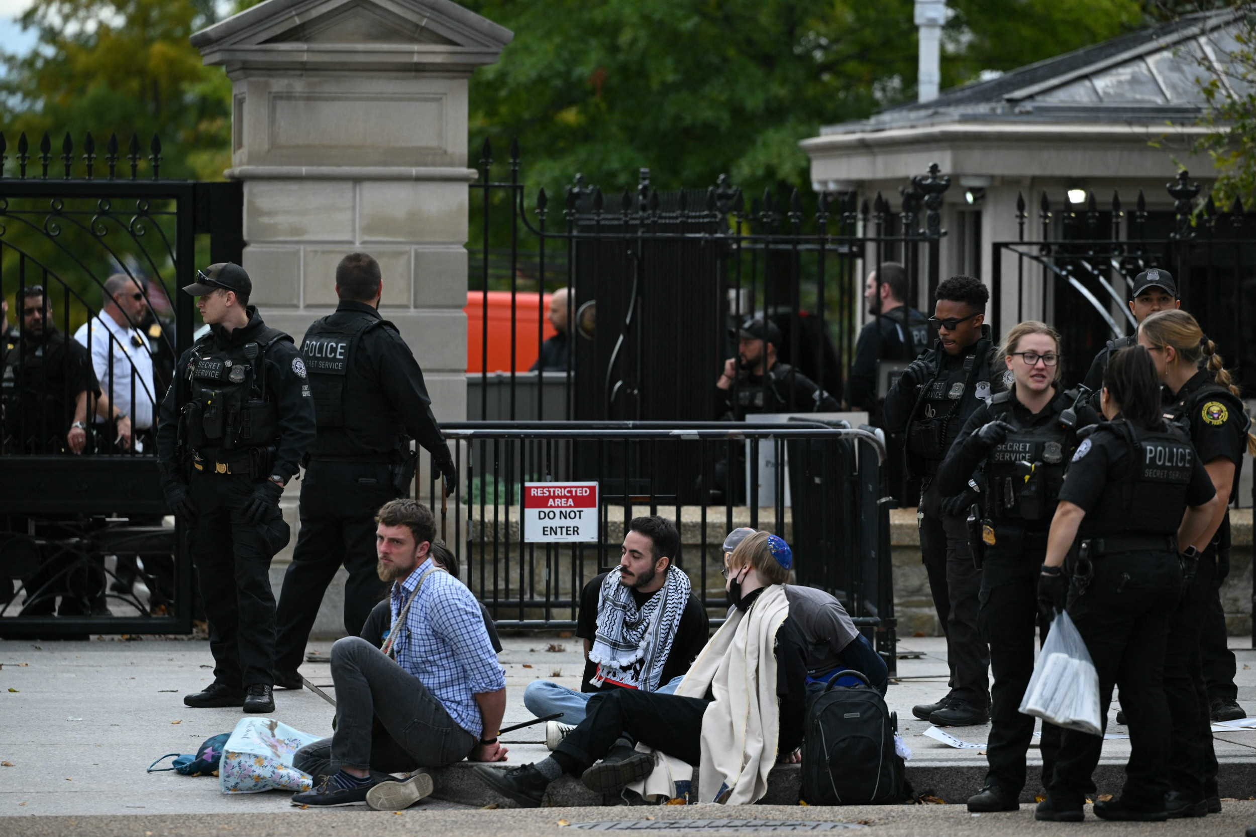 Pro-Palestinian Jewish Protesters Clash With Police Outside White House ...