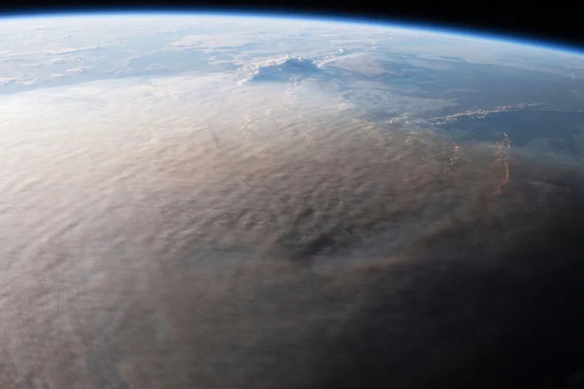 volcano ash plume