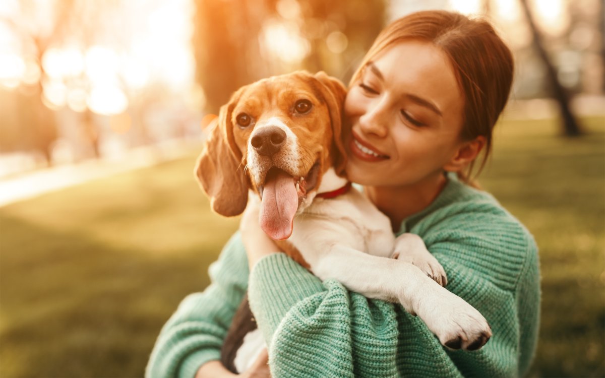 A woman holds her beagle