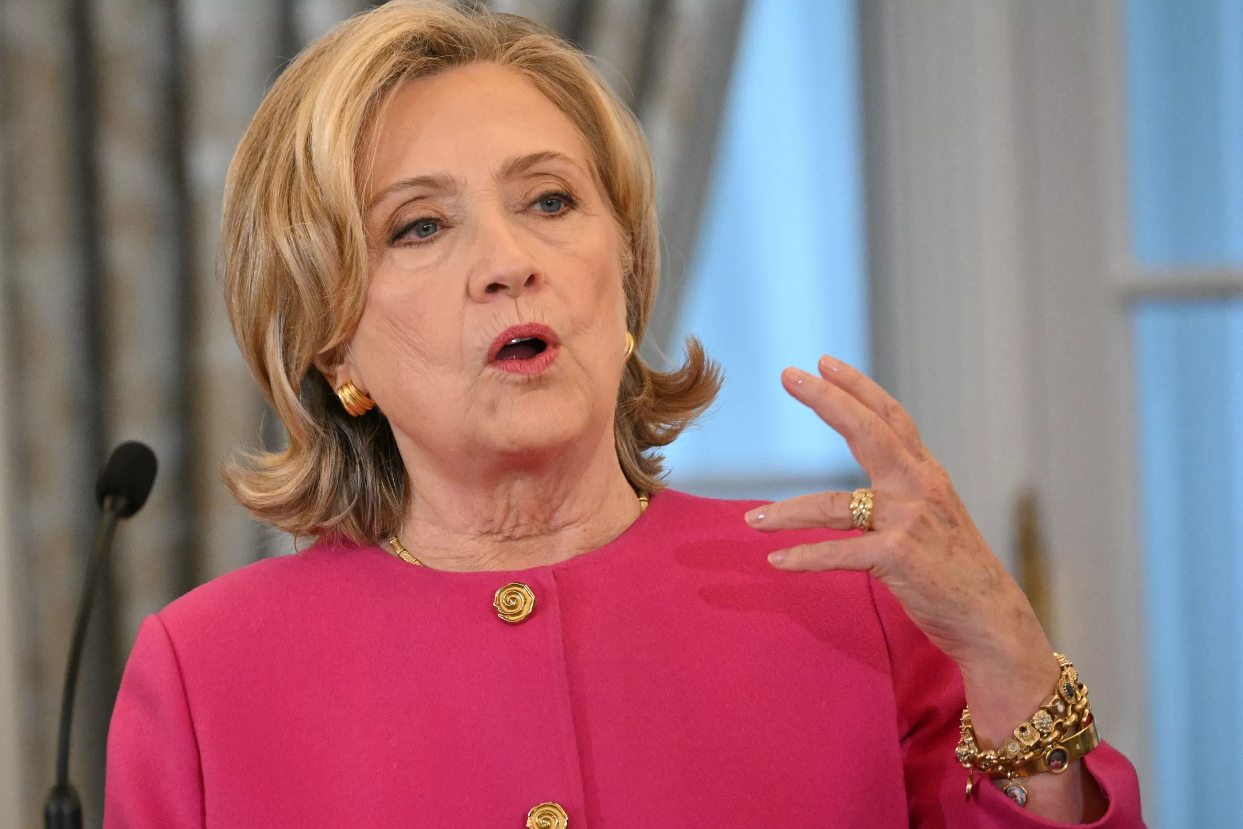 Hillary Clinton, Screaming Heckler Clash Over 'Warmongering' Joe Biden - Vimarsana News