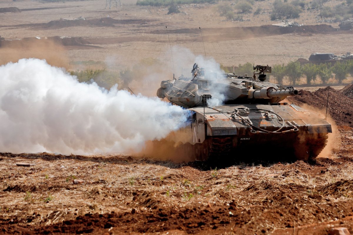 Israel, tank, trains, near, border, with, Lebanon