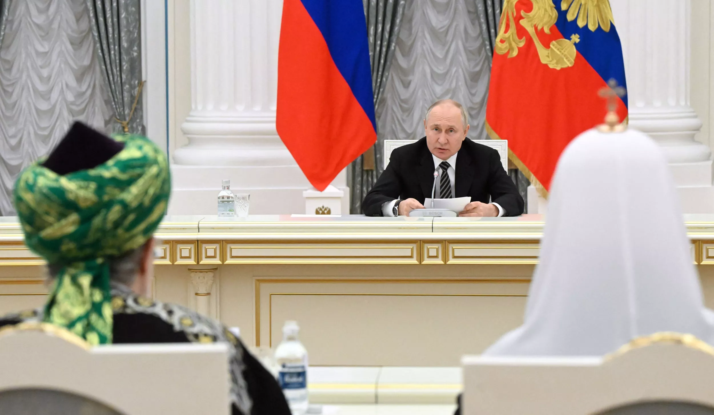 Putin's New Social Distancing Table Has One Major Flaw - Vimarsana News