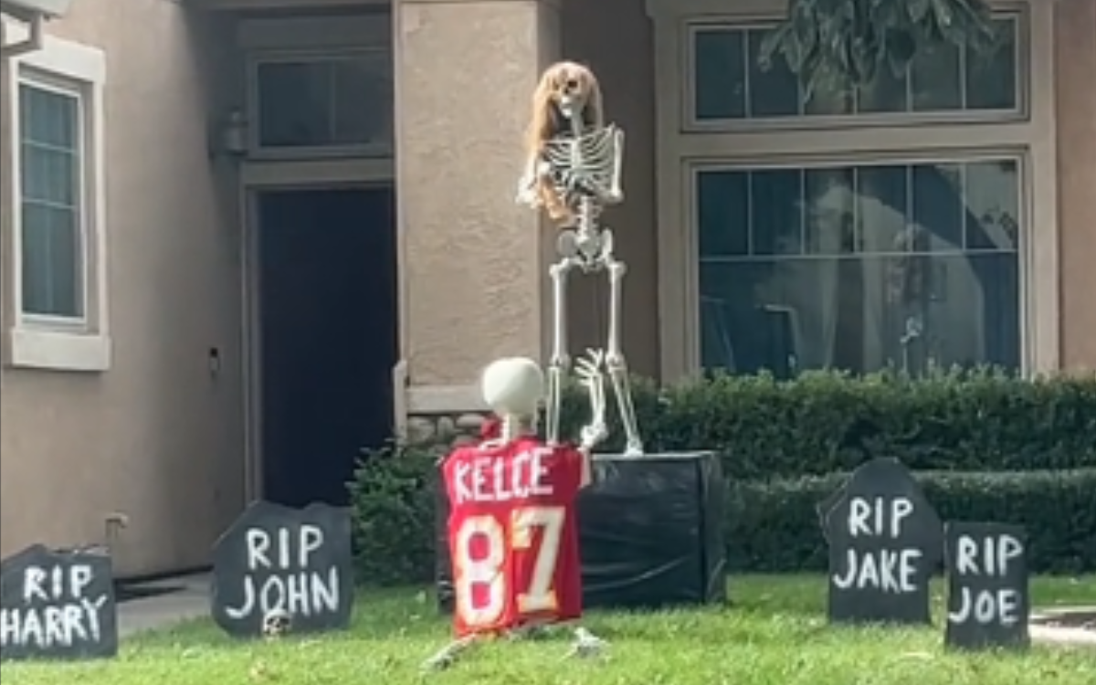 House's Taylor Swift and Travis KelceInspired Halloween Display Goes