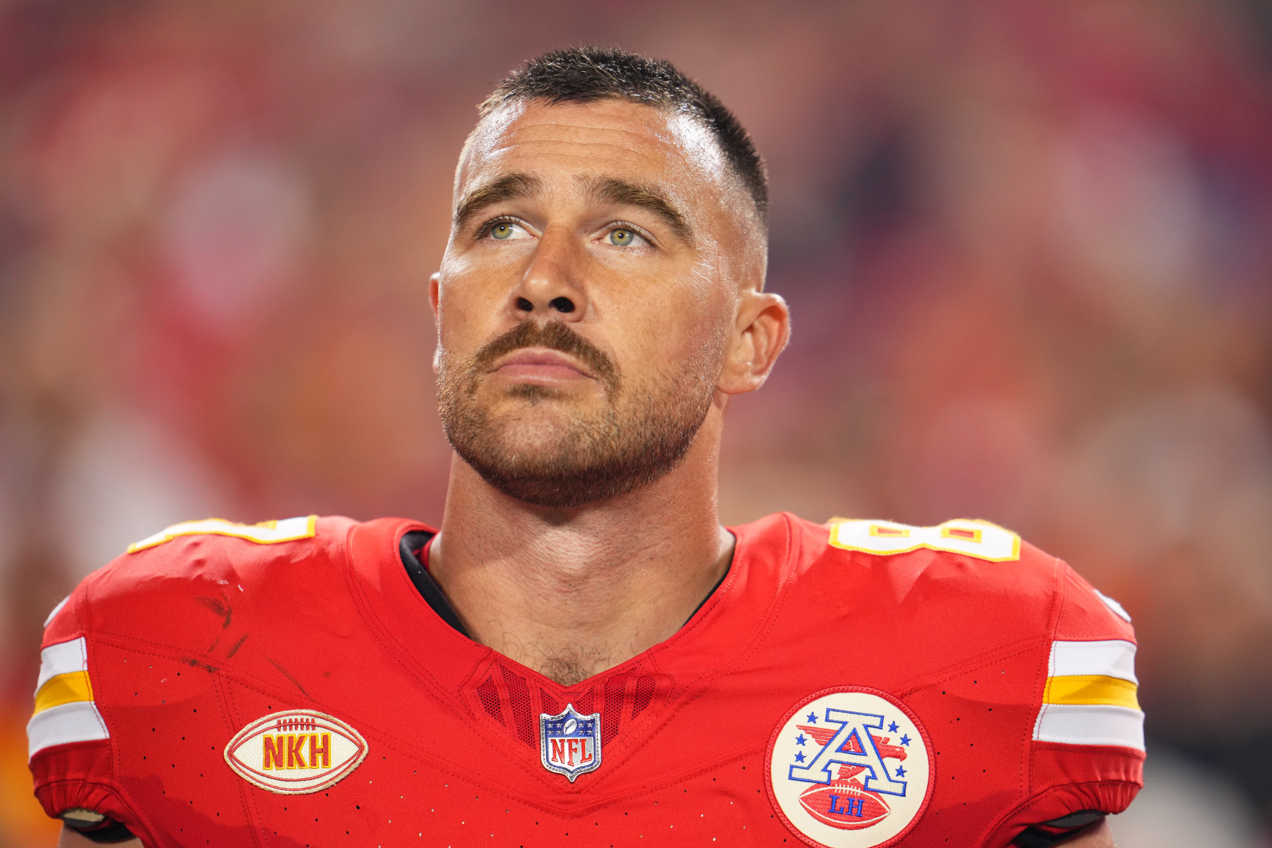 Travis Kelce devient viral pour son comportement de jeu bizarre - Les ...