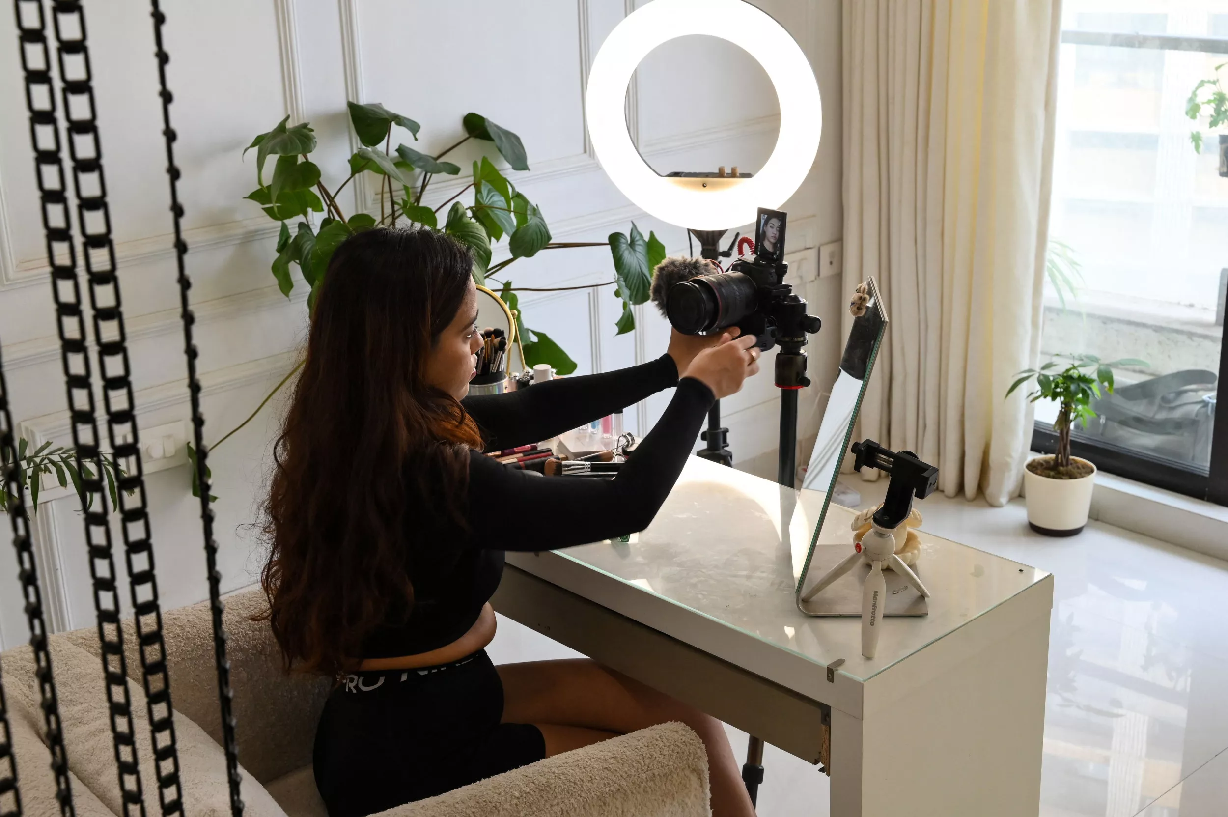 Colleges Teach Influencer Courses As Creators Earn $100,000 a Year - Vimarsana News