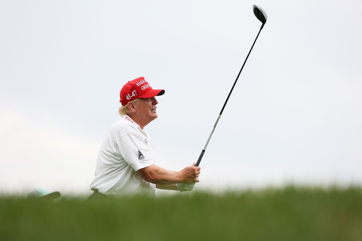 Donald Trump plays golf