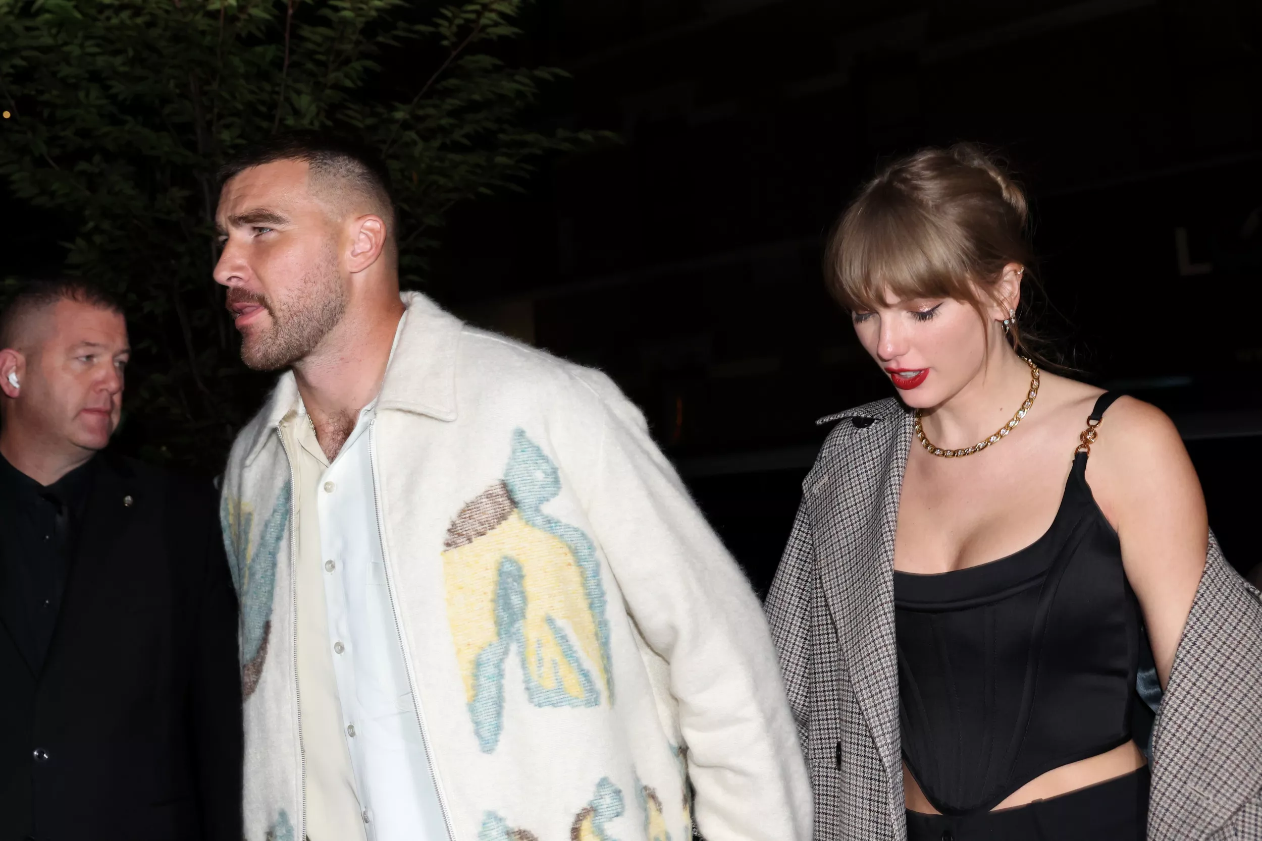 Travis Kelce's Stylist Responds to Taylor Swift Wardrobe Conspiracies - Vimarsana News
