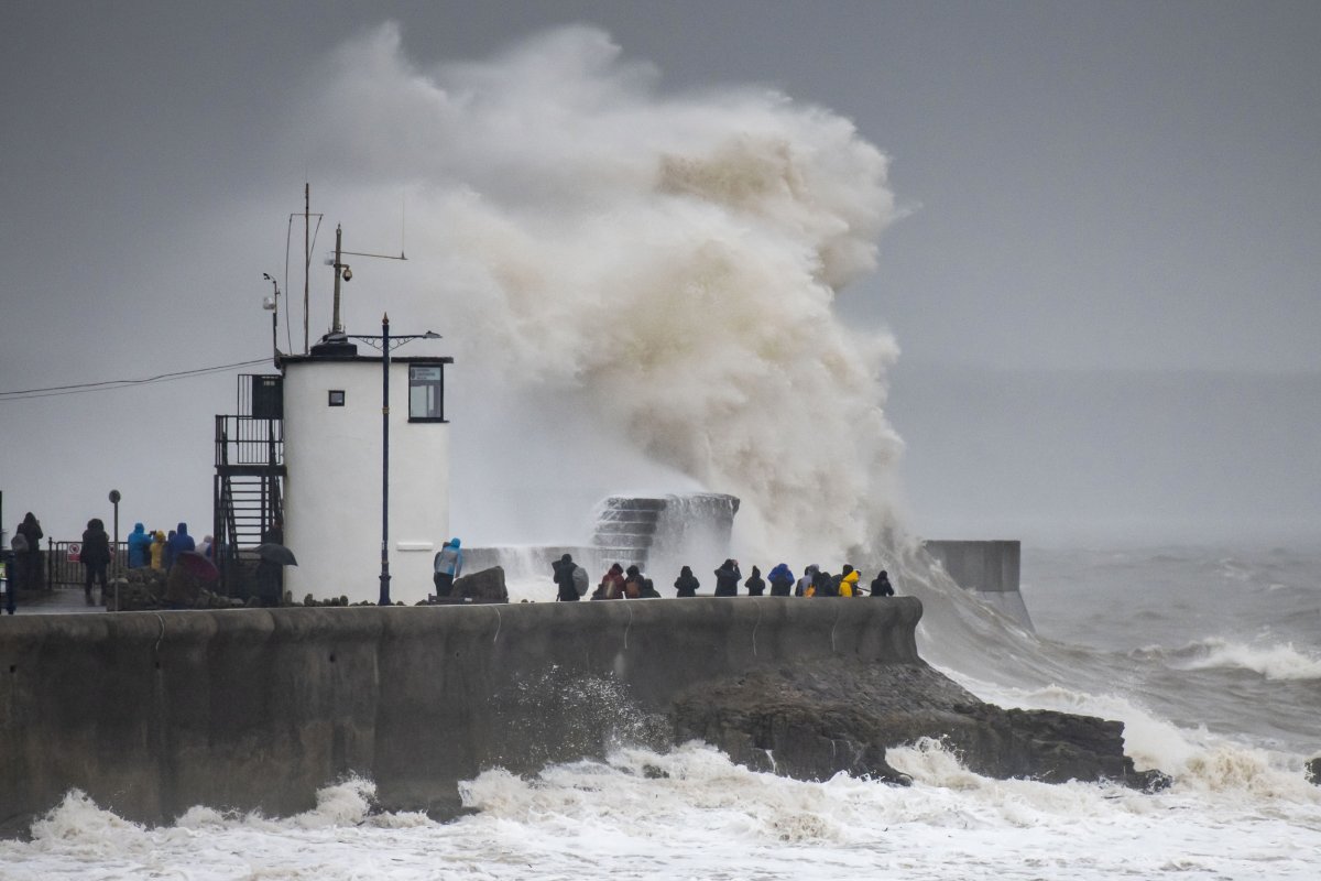 Видео шторма сегодня. Шторм Великобритании в 2022. Шторм в Англии сейчас. Северное море шторм.
