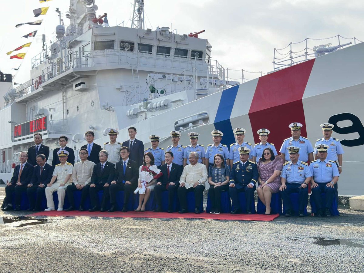 Kishida tours a Philippine Coast Guard vessel