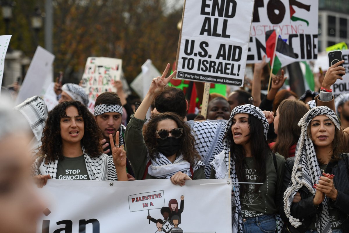 Palestinian demonstrators block the American-Israeli boat Tacoma