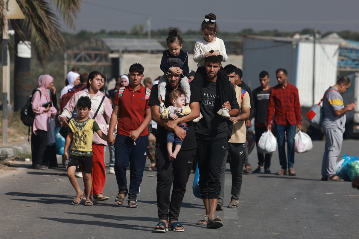Palestinians, flee, fighting, in, Gaza, City