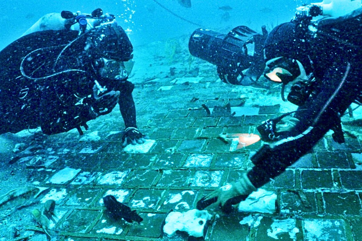 divers find 1986 Space Shuttle Challenger segment