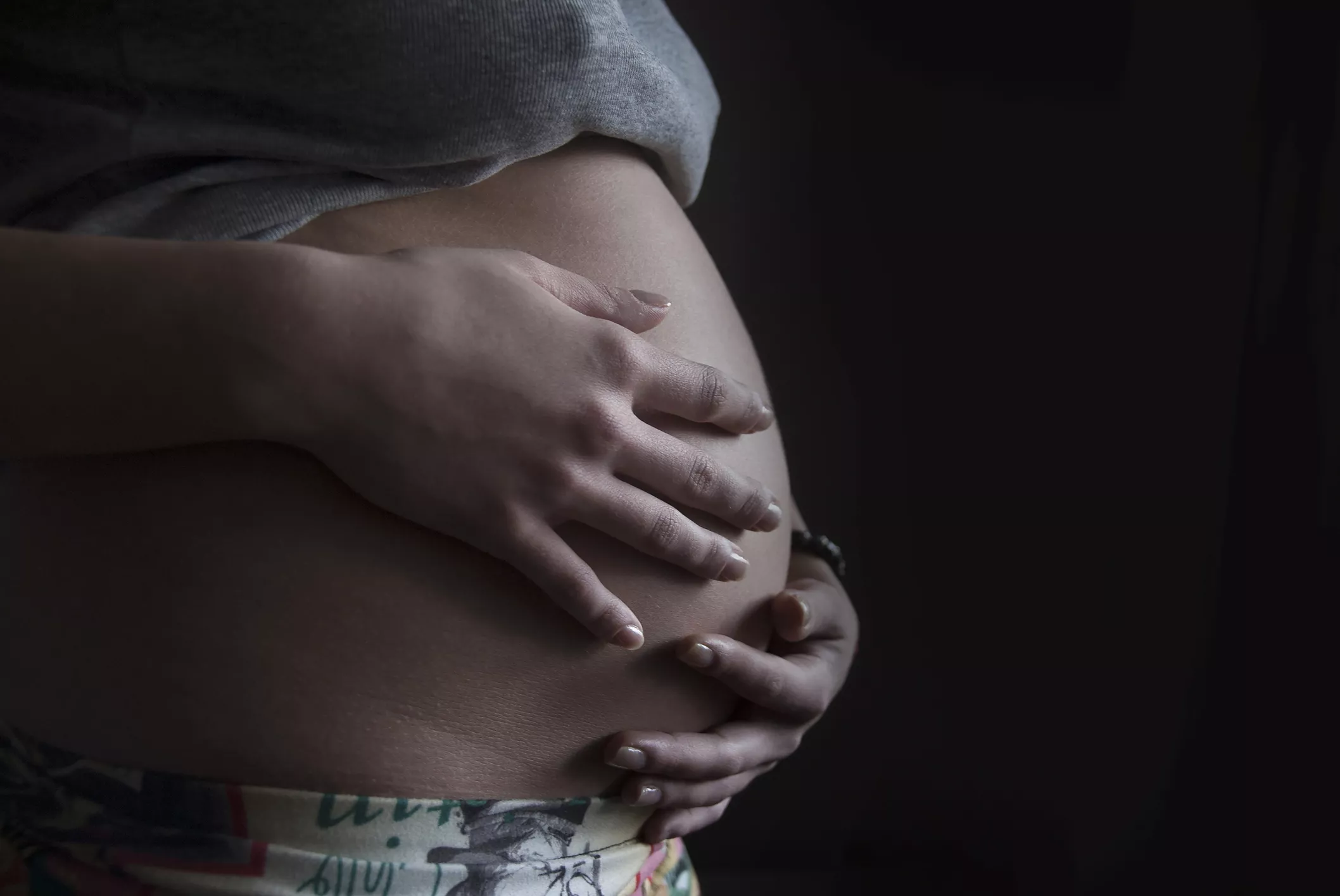 Shocked Couple Whose Surrogate Wants to Keep Their Baby Sparks Debate - Vimarsana News