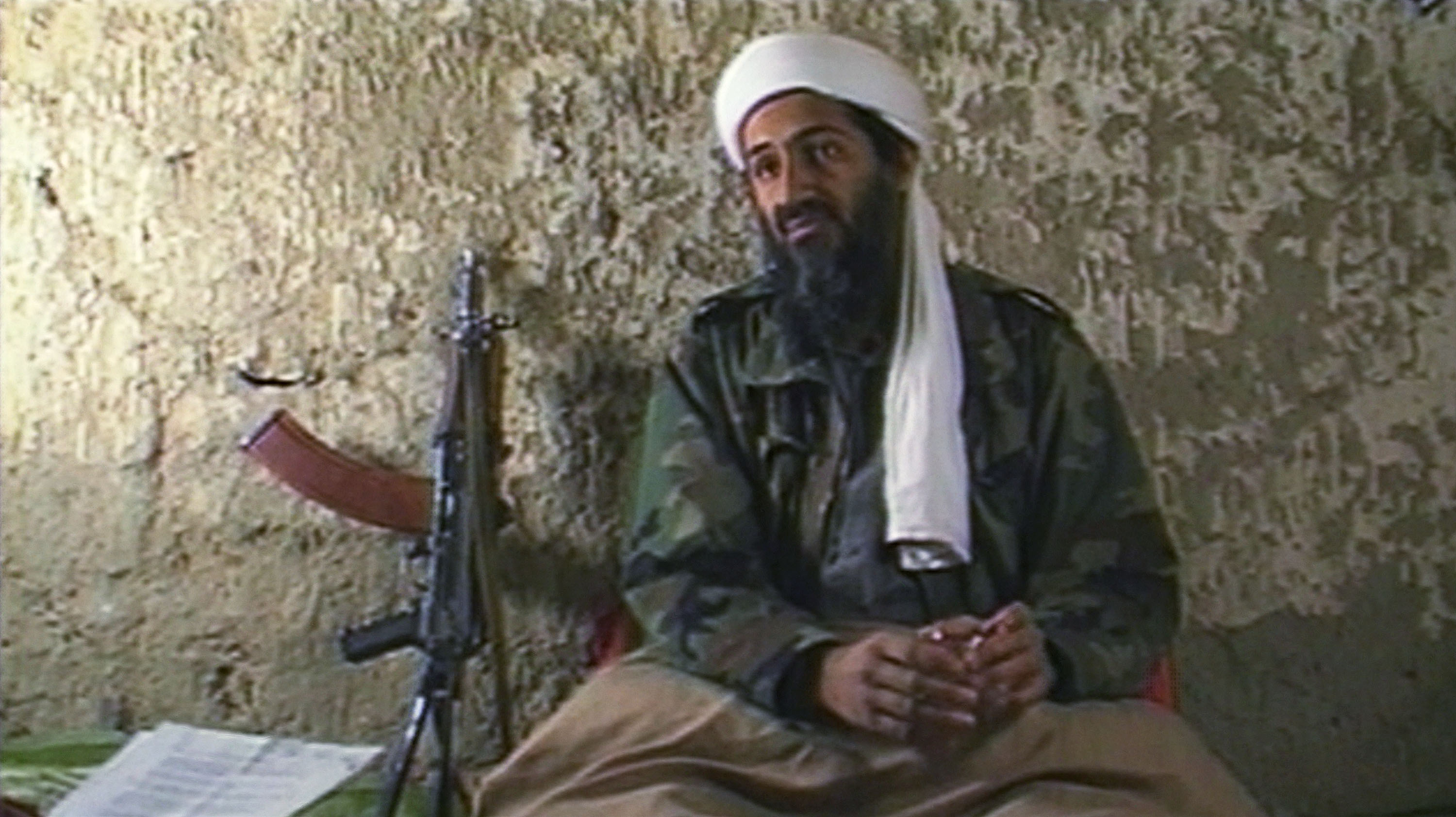Почему один террорист без уха. Усама Бен Ладен Аль Каида. Сентябрь 2001 Усама Бен Ладен. Усама Бен Ладен террорист. Лидер Аль Каиды Усама Бен Ладен.