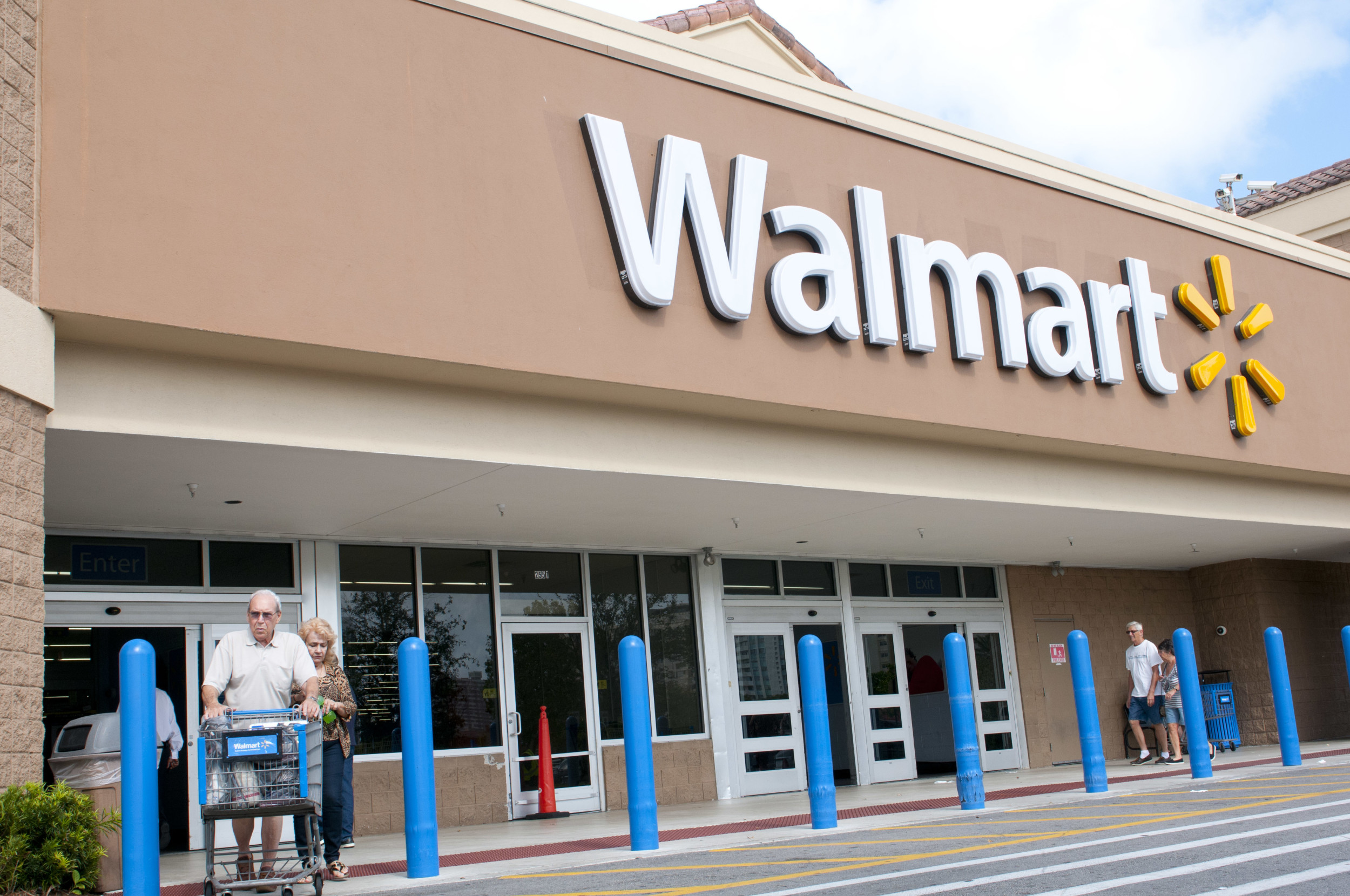 As Clothing Retailers Struggle, Walmart Sees an Opportunity