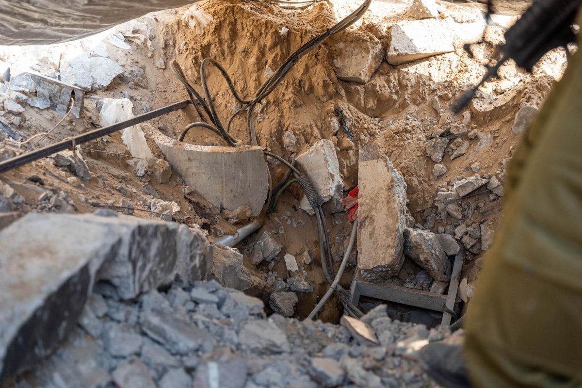 IDF, soldier, stands, near, shaft, at, Shifa