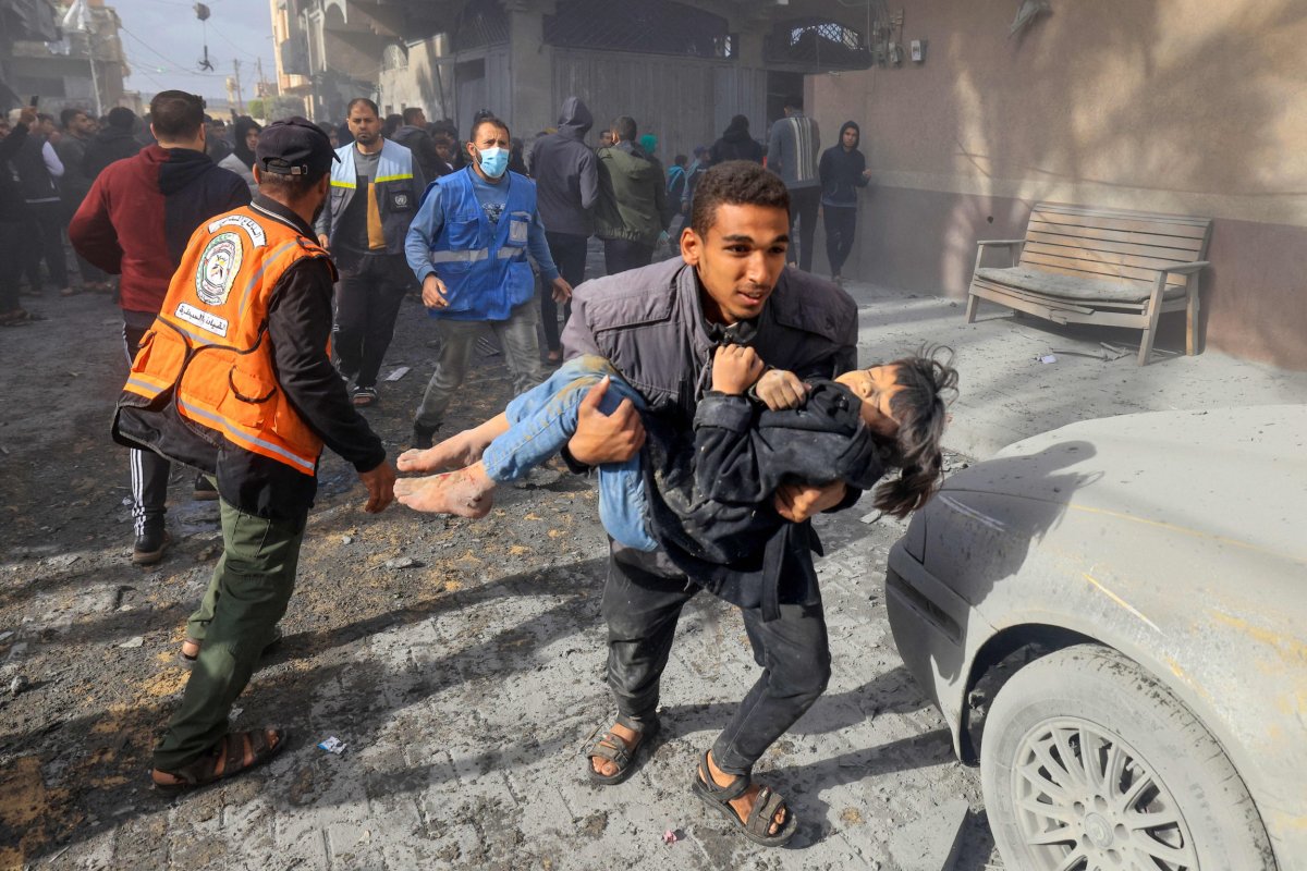 Palestinian, rescue, teams, carry, child, in, Gaza