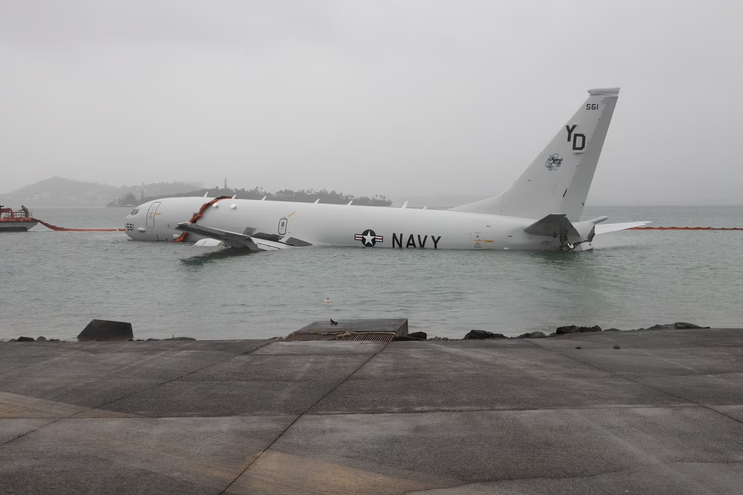 Timelapse Video Shows US Navy Salvaging Spy Plane From Hawaii Waters   Responders Deploy Booms Around Crashed Navy P 8 