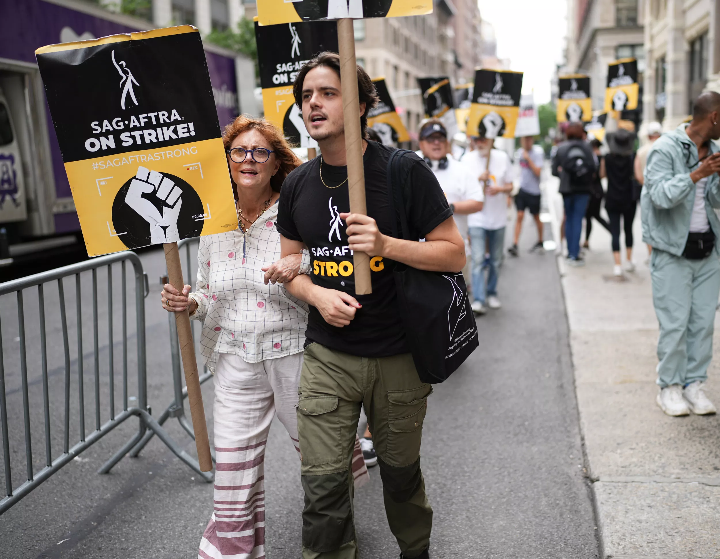 Susan Sarandon's Son Speaks Out Against Mom's 'Blacklisting' - Vimarsana News