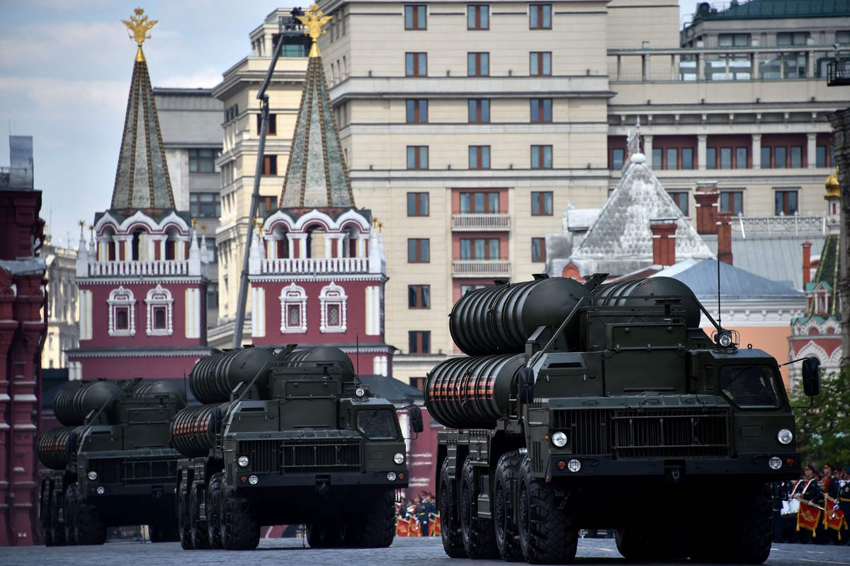 Rusijos NATO rizikuoja „persitempti“ dėl karo: JK