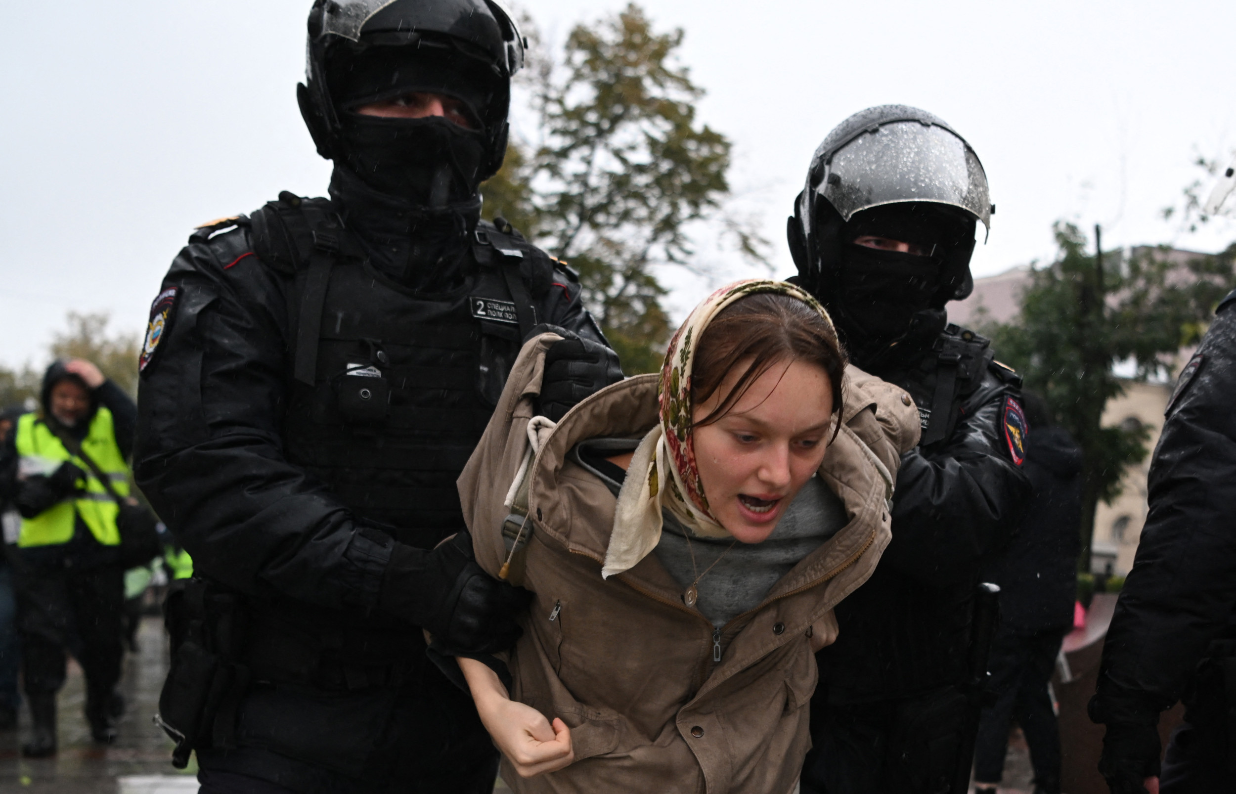 Движение жен мобилизованных. Военные против полиции. Женщины на митинге в России. Полиция России на Украине.