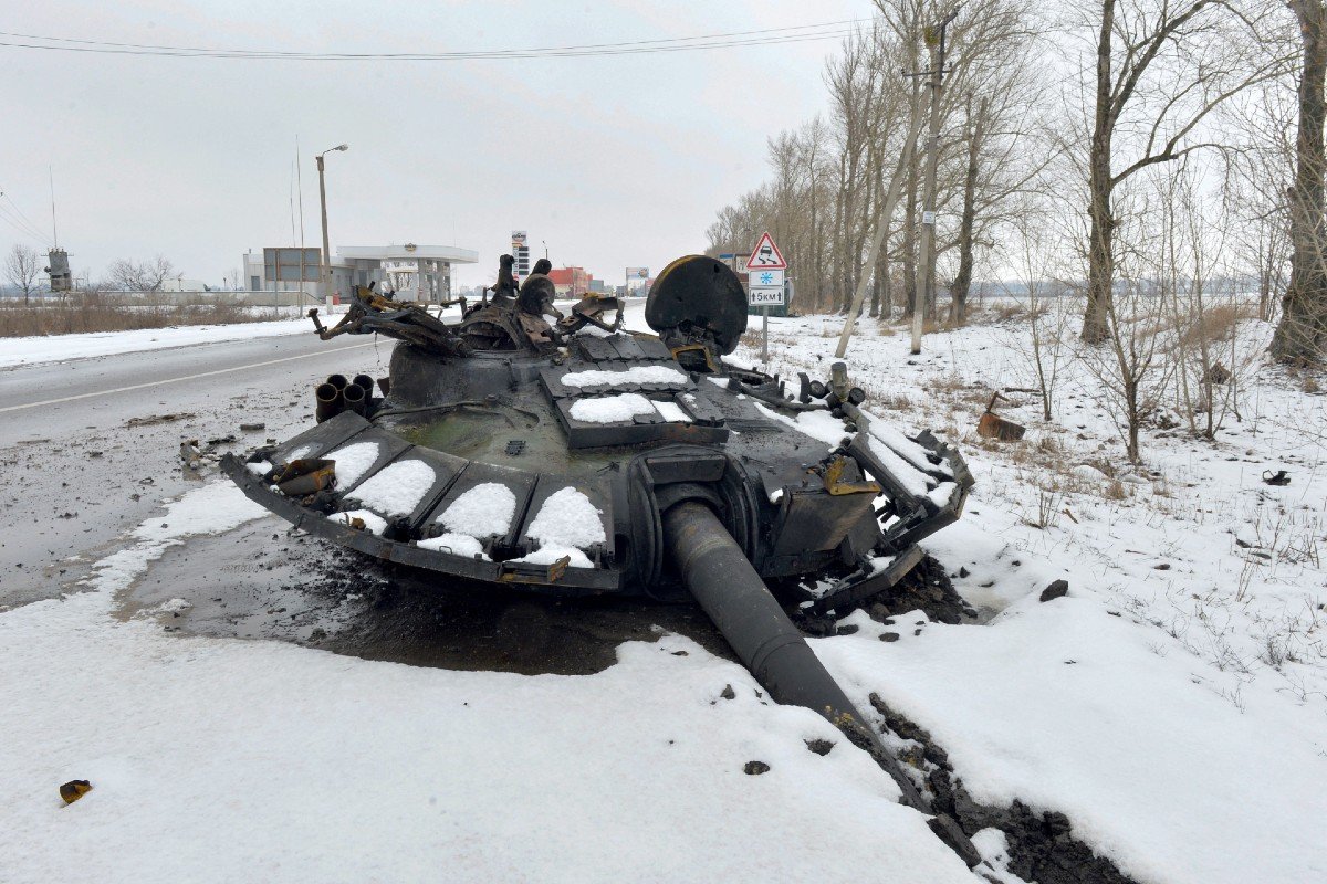 Russian invasion of Ukraine: Day 643 Fragment-destroyed-russian-tank