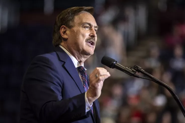 Trump Crony Mike ‘My Pillow Guy’ Lindell Wants Voters to Donate to His Fund Instead of Candidates (newsweek.com)