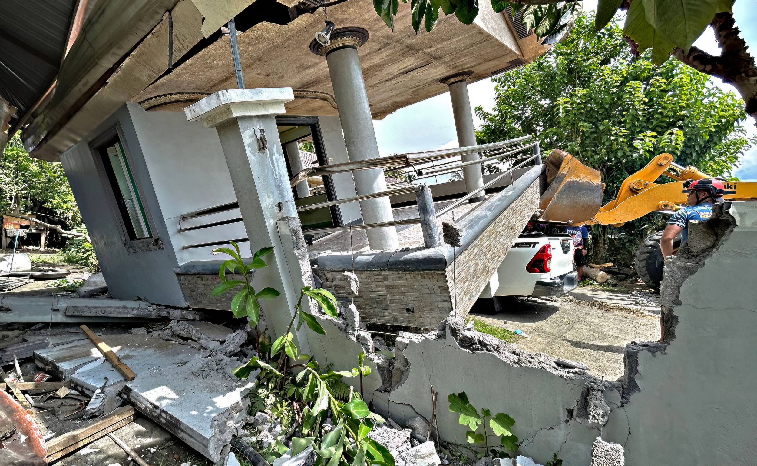 Harrowing Videos Capture Moment Massive Earthquake Hits Philippines