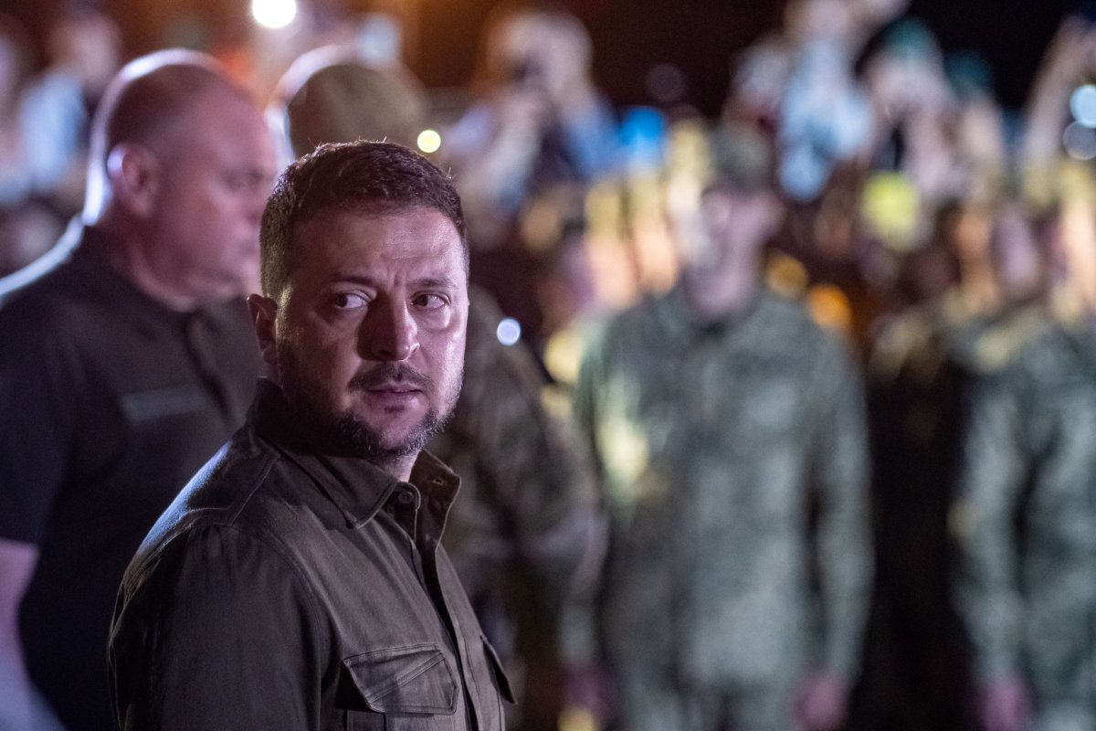 Zelensky stands near Ukrainian soldiers.
