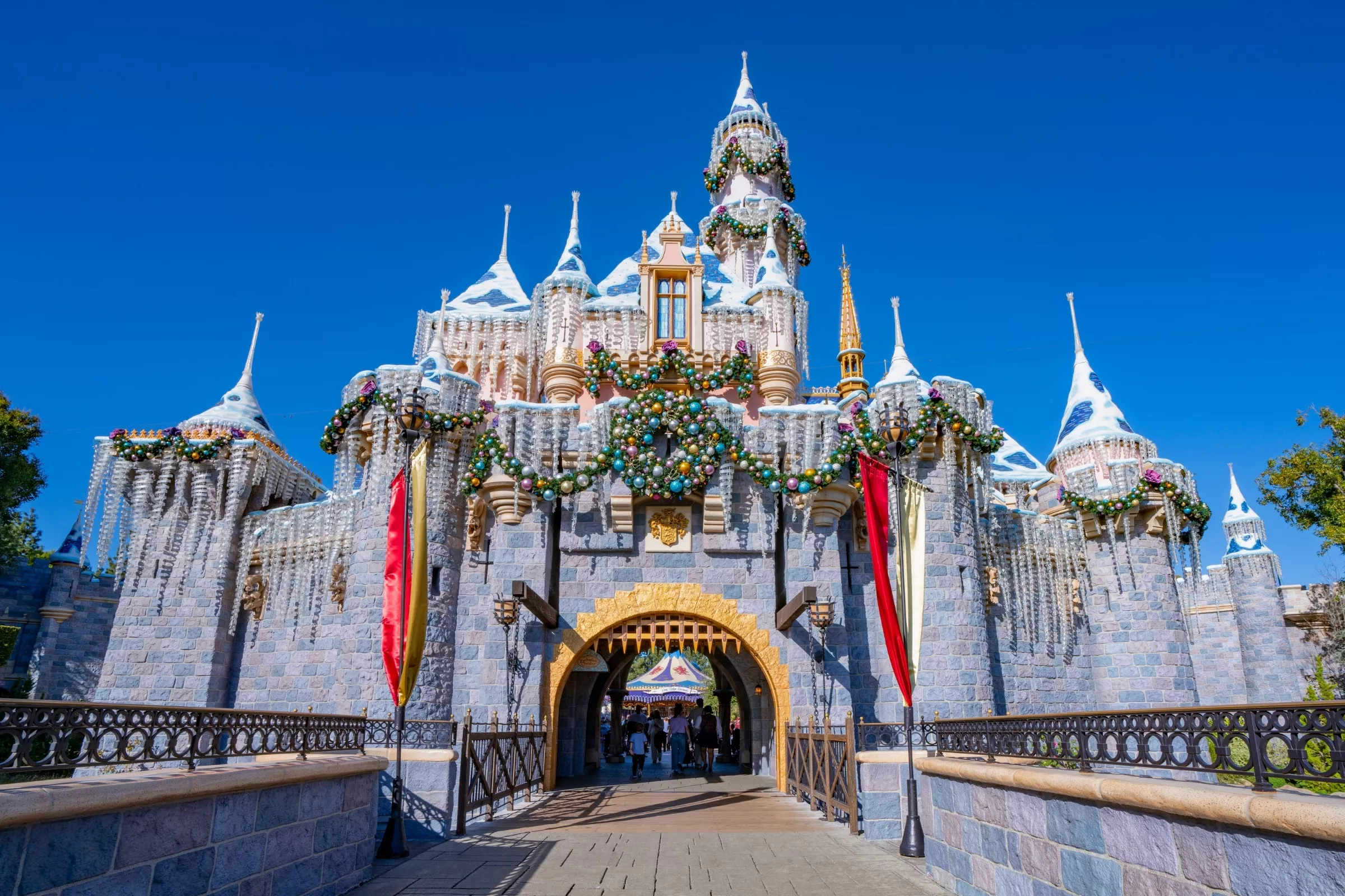 Earthquake Hits Disneyland as Customers Forced to Evacuate Rides - Vimarsana News