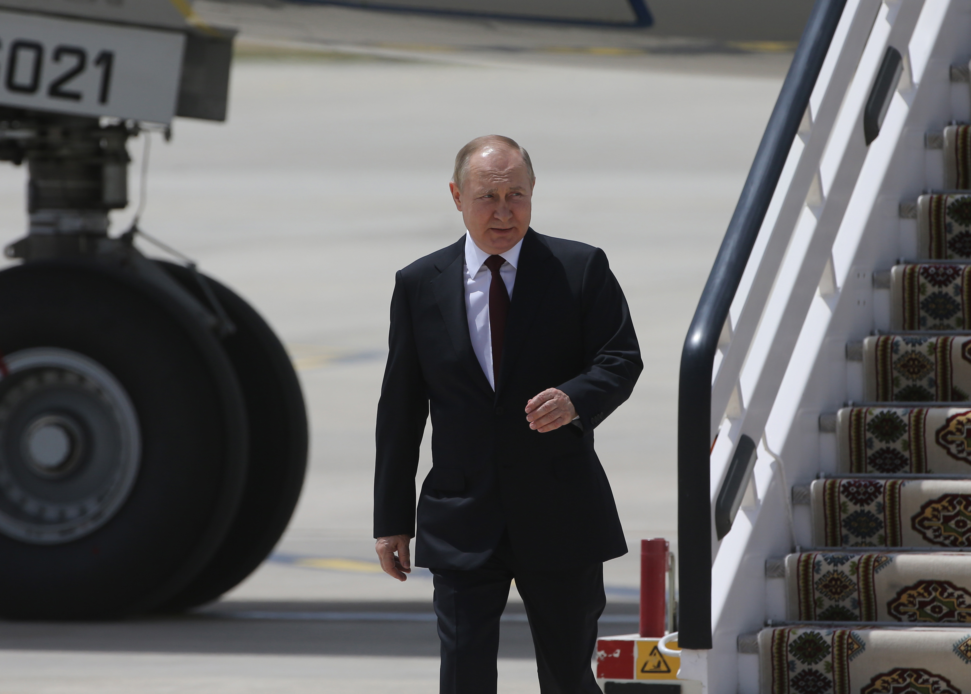 Video Shows Russian Plane Engine Catch Fire on Takeoff Video Shows Russian Plane Engine Catch Fire on Takeoff