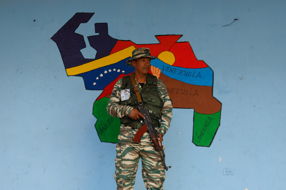 Sgt. Maj. of the Army Kenneth O. Preston shows off the new Army Combat  Uniform (ACU) to 2nd BCT, 25th ID Soldiers on Kirkuk Air Base, Iraq in  August 2007. The ACU