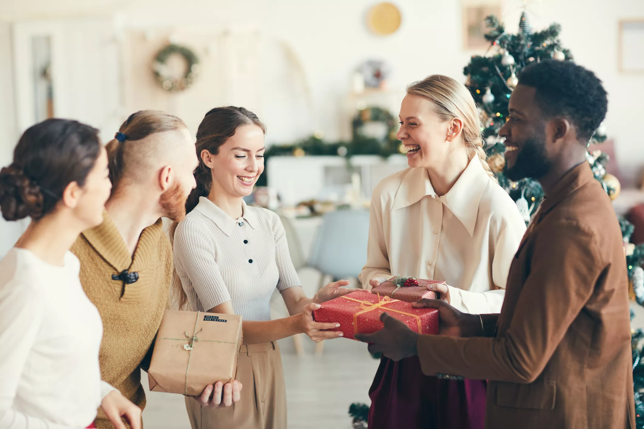 Should You Give Your Coworkers Holiday Gifts? Experts Weigh In - Vimarsana News