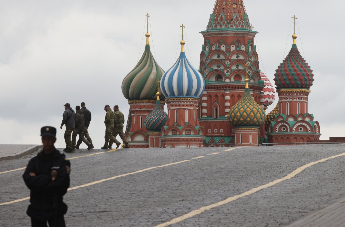 Russian officers guard the Kremlin 