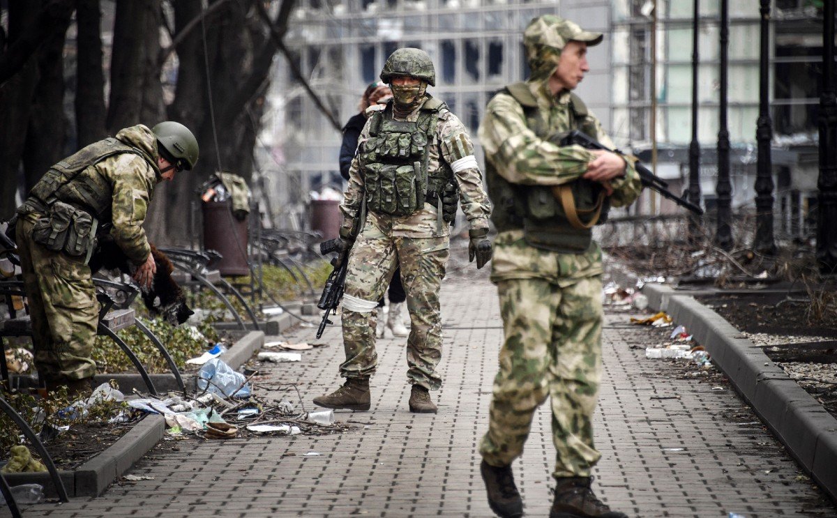 Russian soldiers in Mariupol