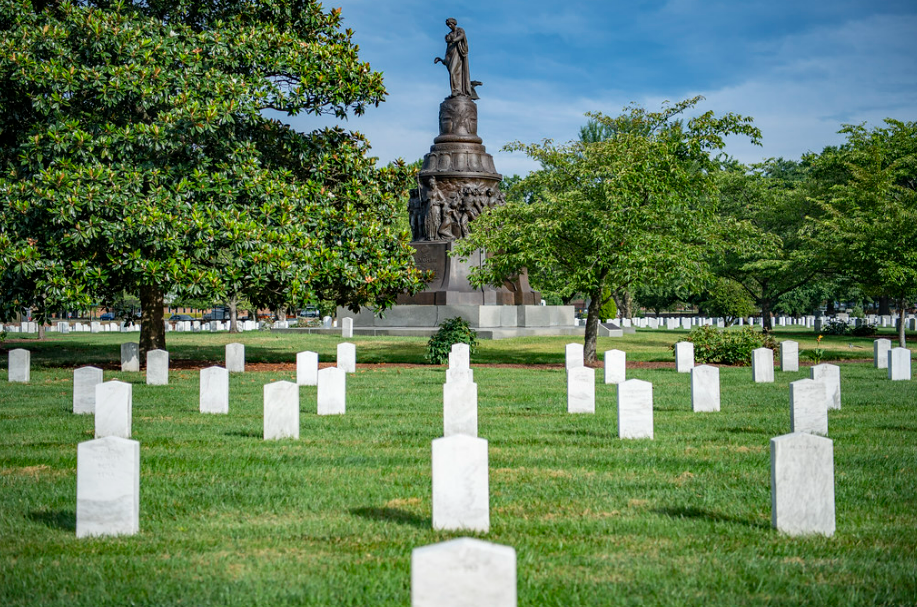 Le républicain furieux Joe Biden démolit le mémorial confédéré à Arlington
