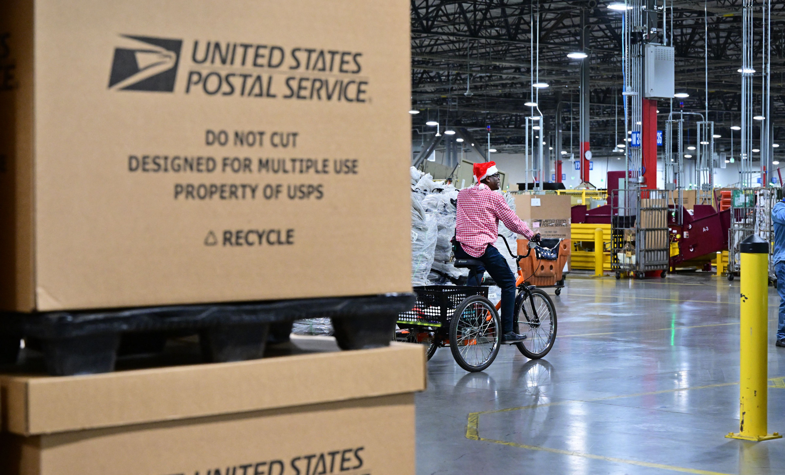 Is There Mail on Christmas Eve? Post Office Open Hours, Delivery