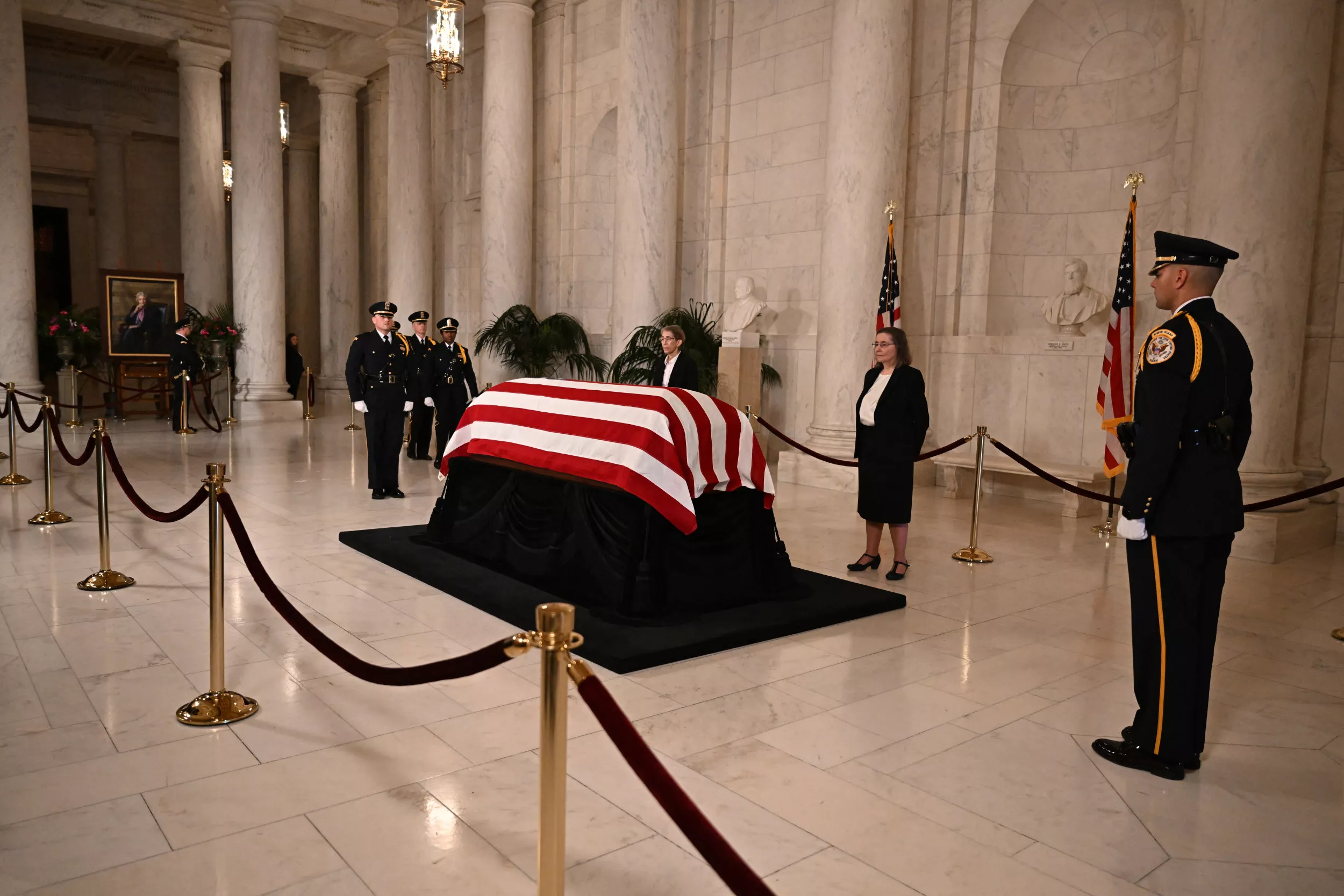 Cop Collapsing at Sandra Day O'Connor Funeral Sparks COVID Vaccine Theory - Vimarsana News