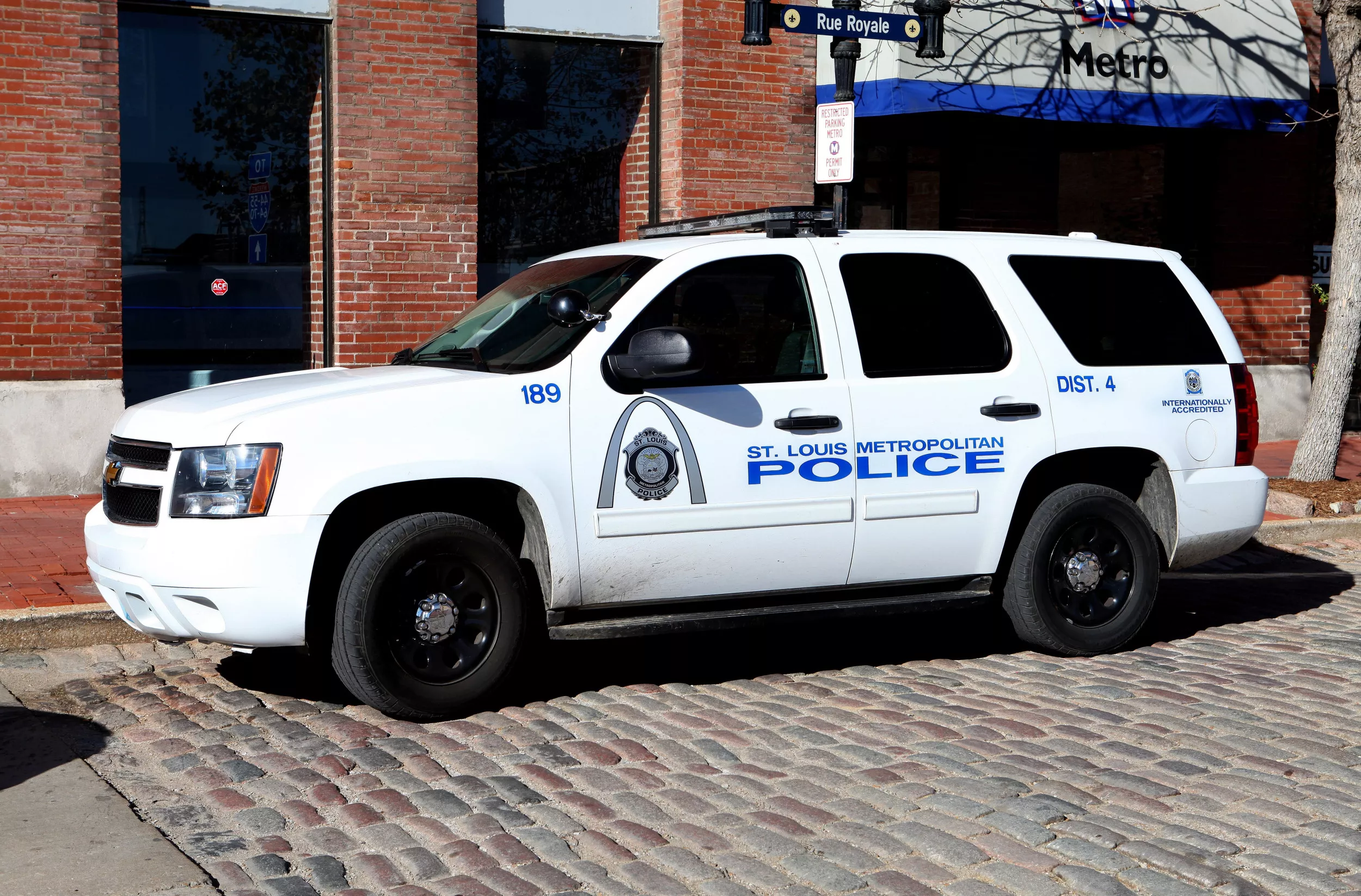 Missouri Bar Owner Arrested After Police Car Smashes Into Window - Vimarsana News