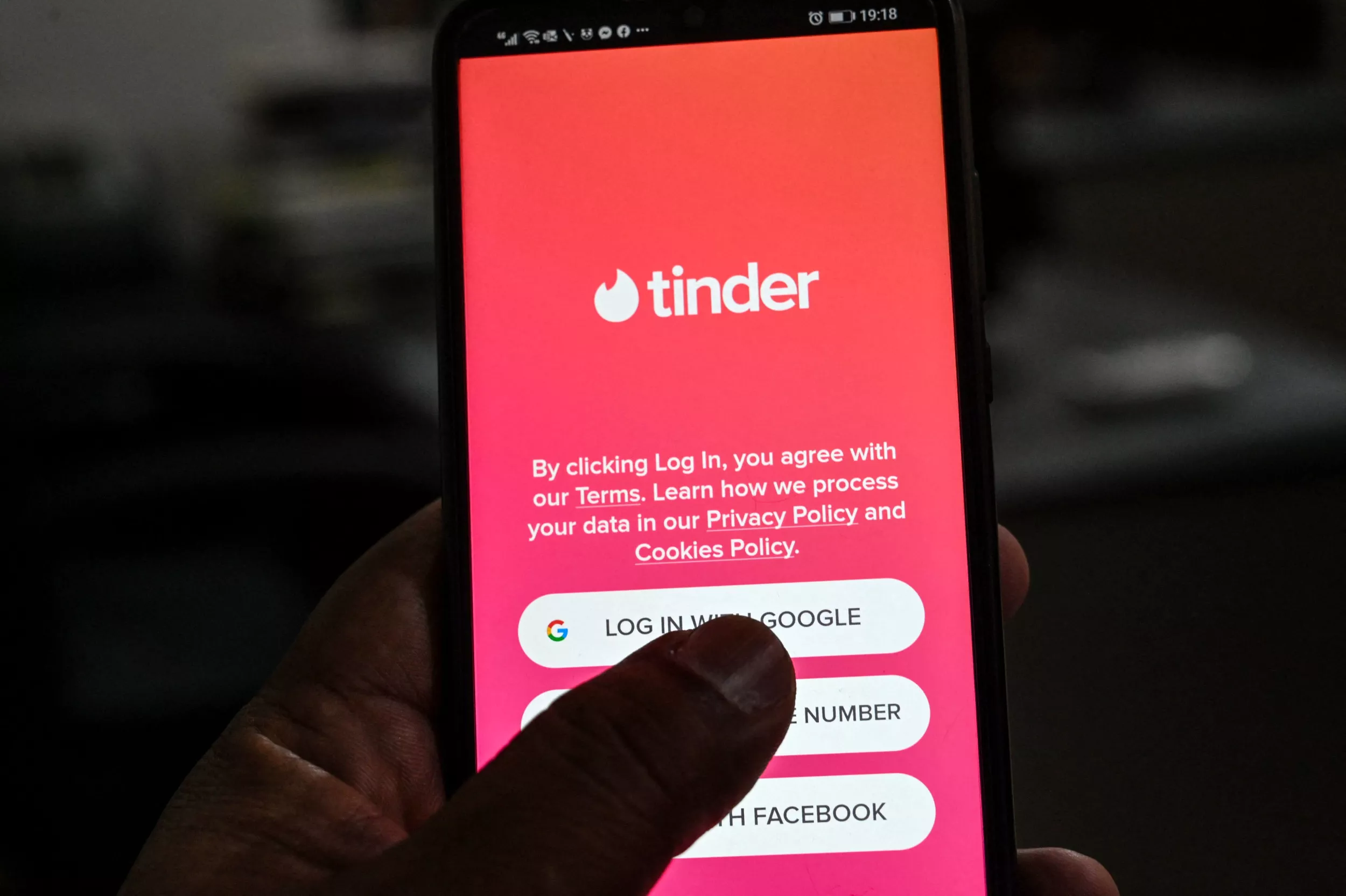 Tinder's $500 Dating Plan Brutally Mocked With Flood of Memes, Jokes - Vimarsana News