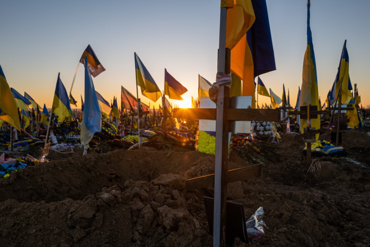Cờ Ukraine được cắm trên mộ