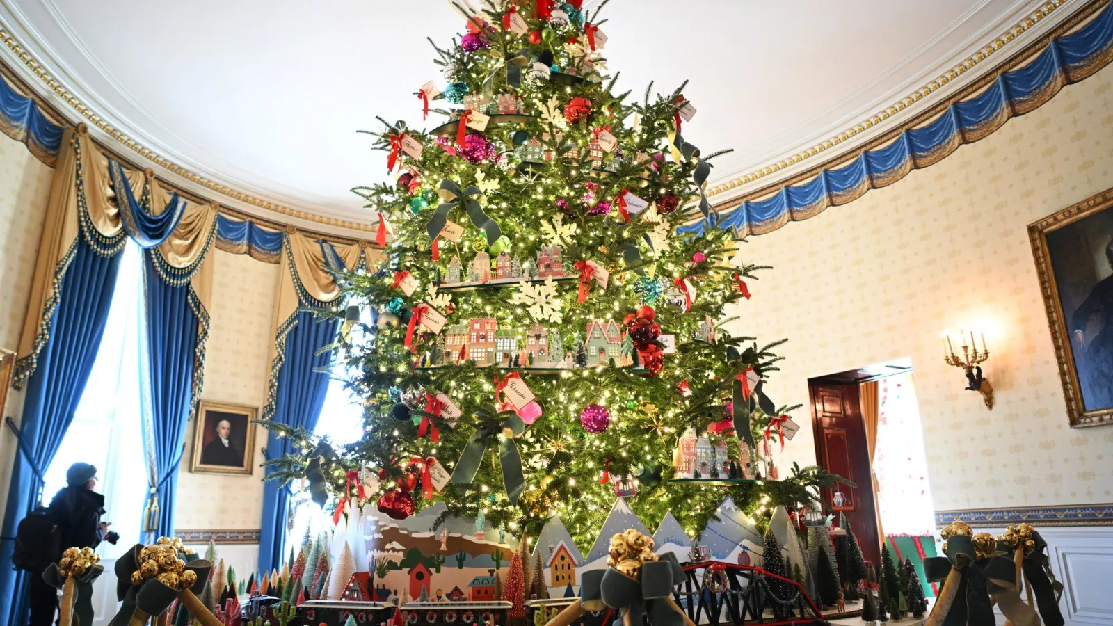 https://d.newsweek.com/en/full/2327012/white-house-christmas-tree-seen.webp?w=1600&h=900&q=88&f=cbf93fa2908c321496ec358e72da4153