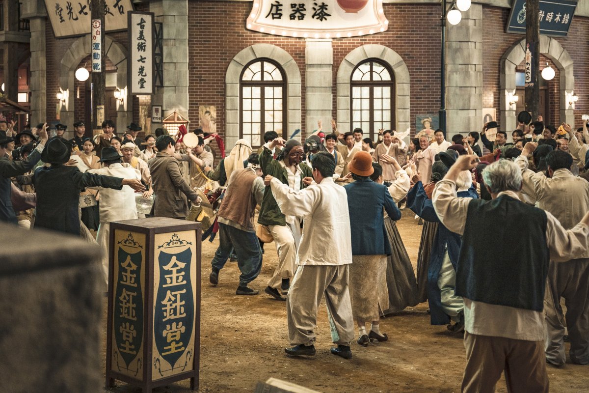 Twin carriageway scene in 'Gyeongseong Creature' on Netflix.