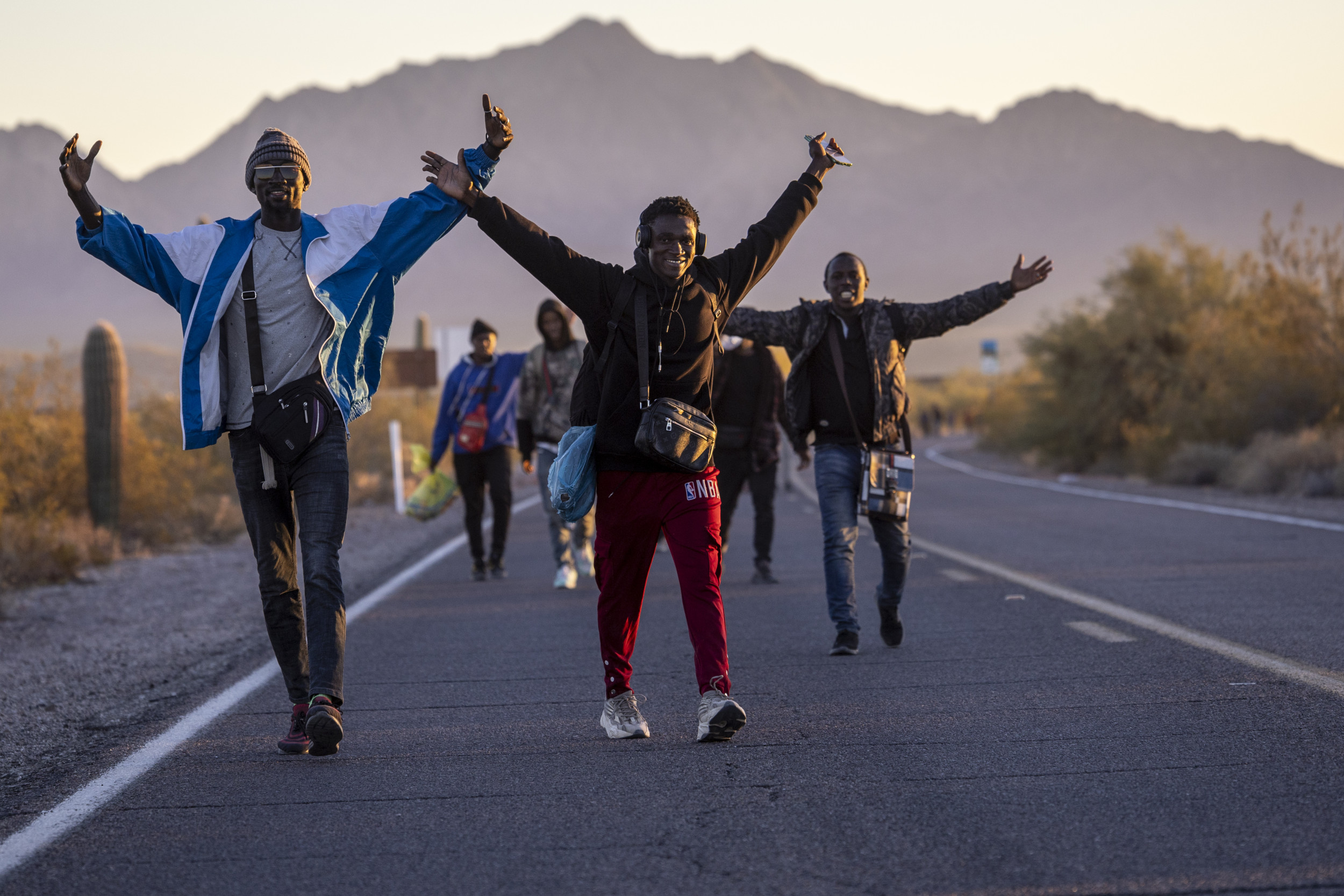 Photo of Videos zeigen Tausende Migranten auf dem Weg zur US-Grenze