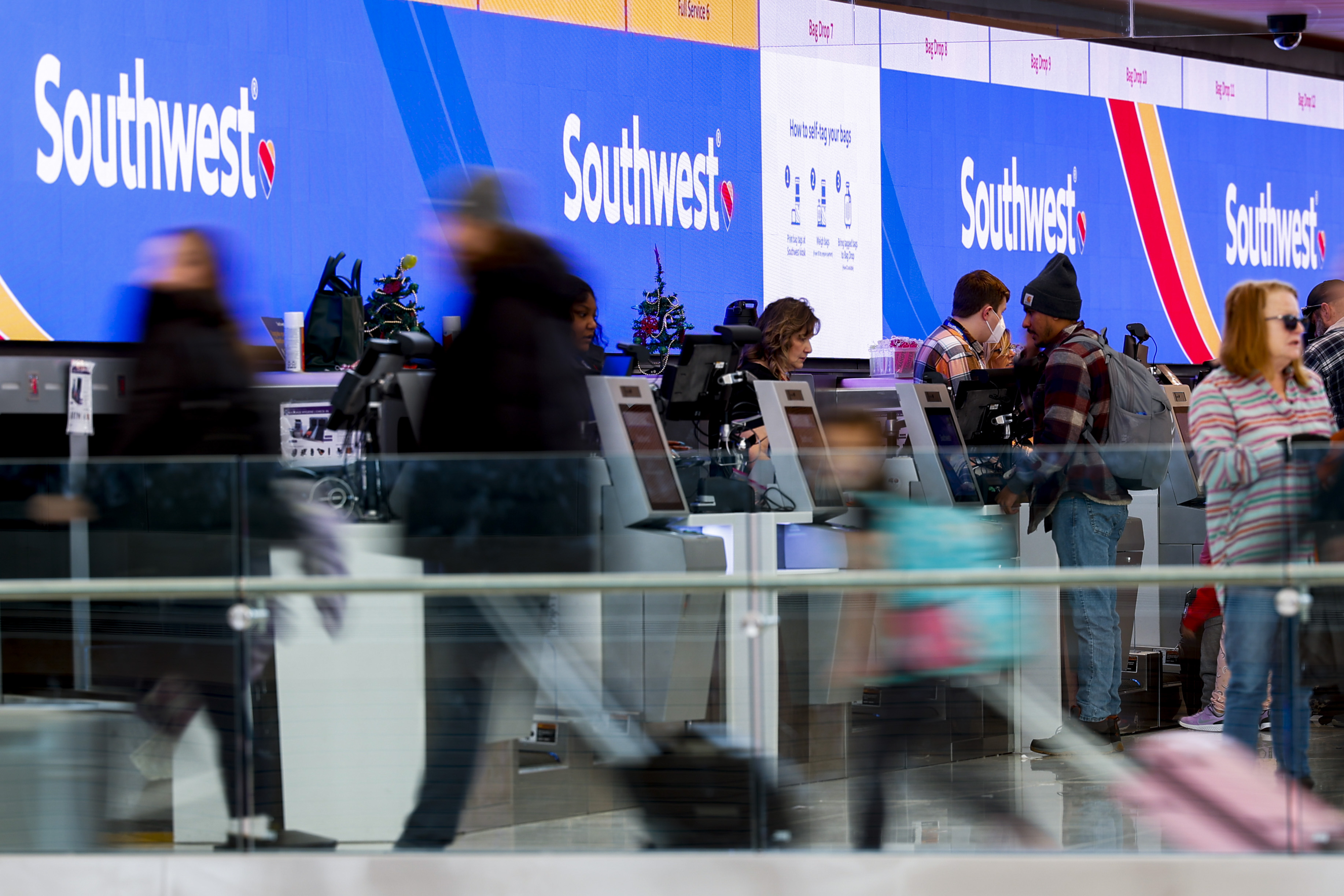 Blizzard Sparks Major Flight Delays At Southwest Airlines Busiest   Travelers Walk Past Southwest Airlines Check 