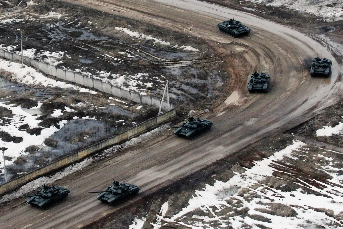 Ukraine Drone Forces Crew to Abandon Russia's Prized T-90 Tank: Video - Vimarsana News