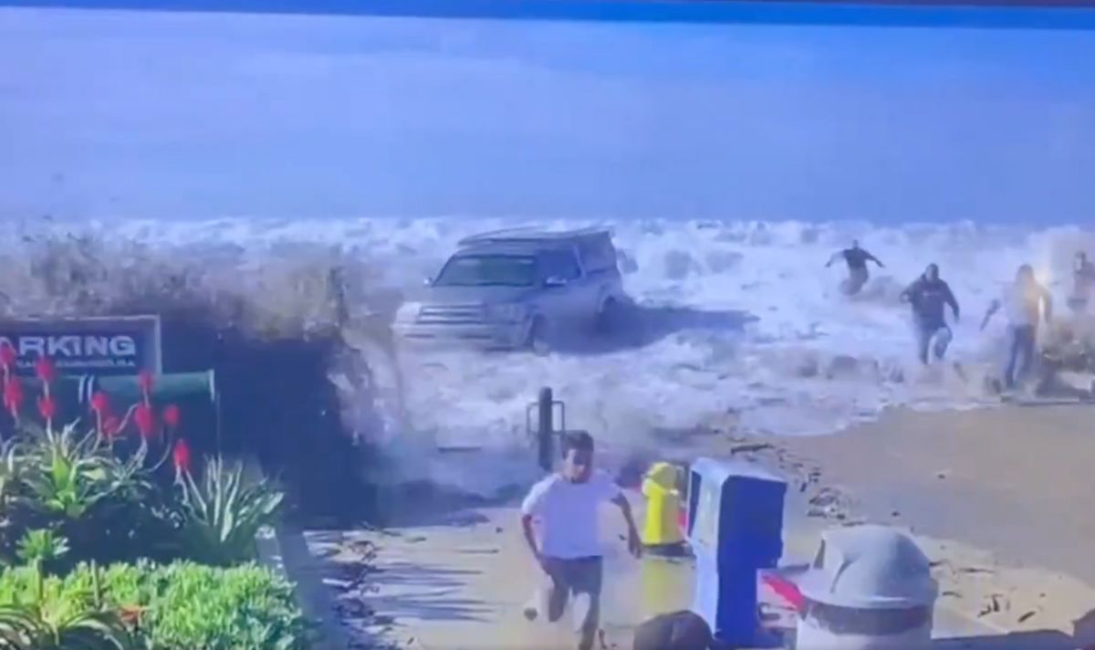 O vídeo mostra uma onda gigante atingindo banhistas da Califórnia