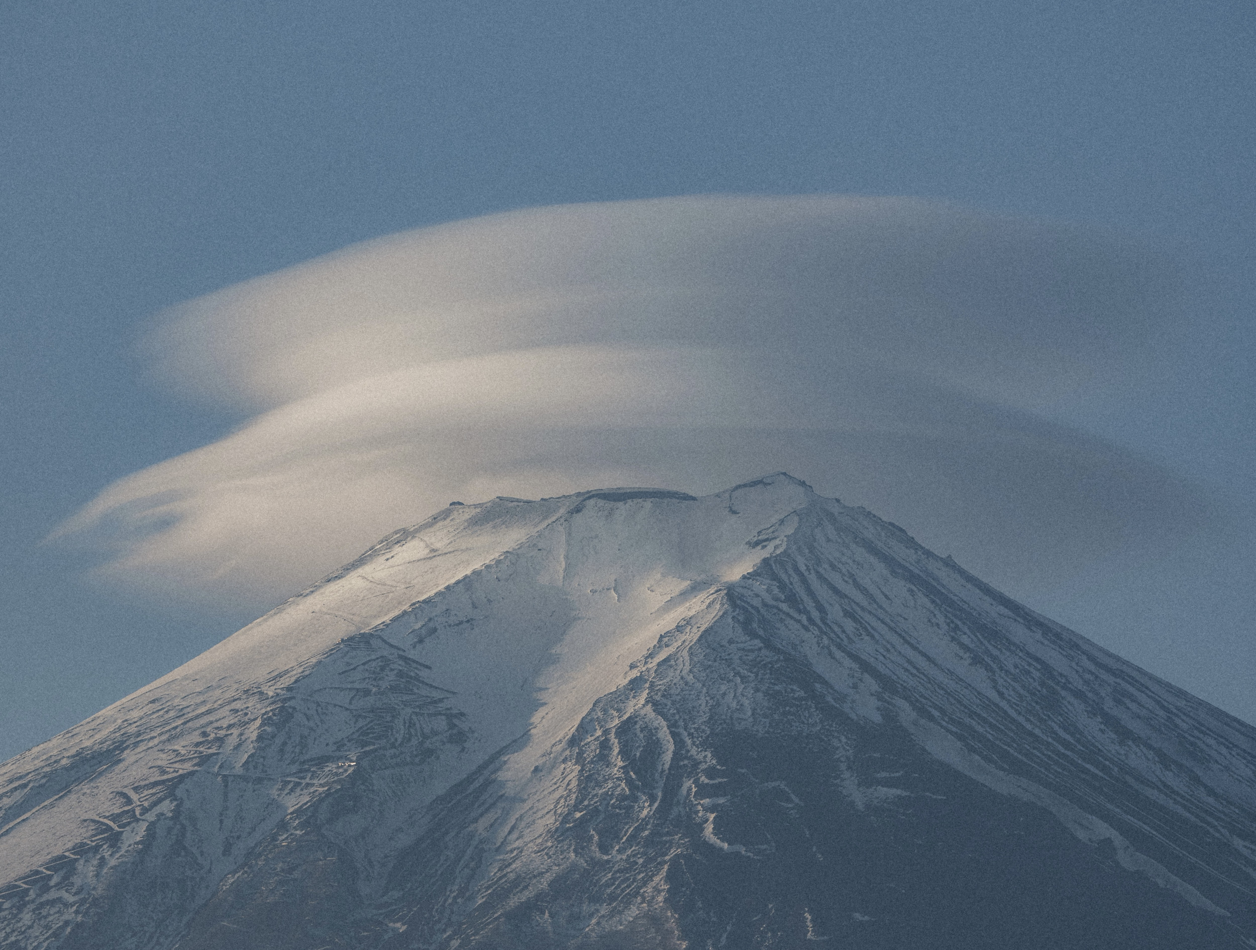 Mesmerizing Footage Shows Rare Cloud Formation Over Mount Fuji 