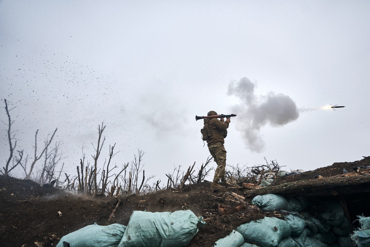 Un volontaire américain tire sur des Russes avec un combo RPG-mitrailleuse en Ukraine