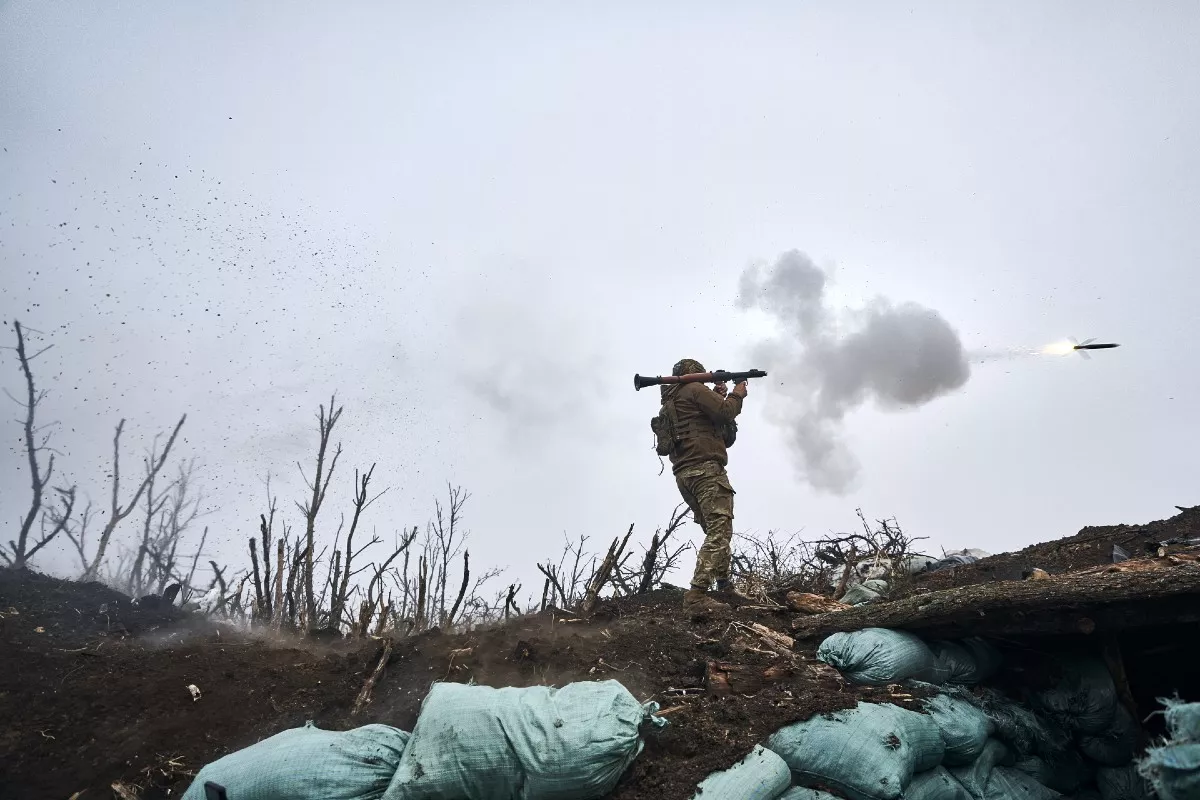 US Volunteer Fires at Russians with RPG-Machine Gun Combo in Ukraine Video - Vimarsana News
